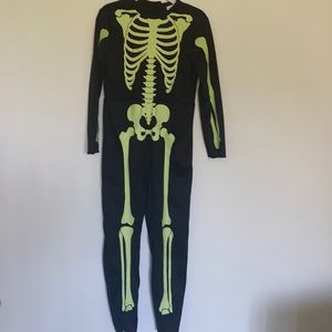 Costume. Skeleton with matching gloves. 3-4T.